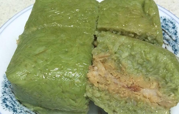 Bánh chưng nếp nương lá riềng đặc sản với xanh từ ngoài vào trong